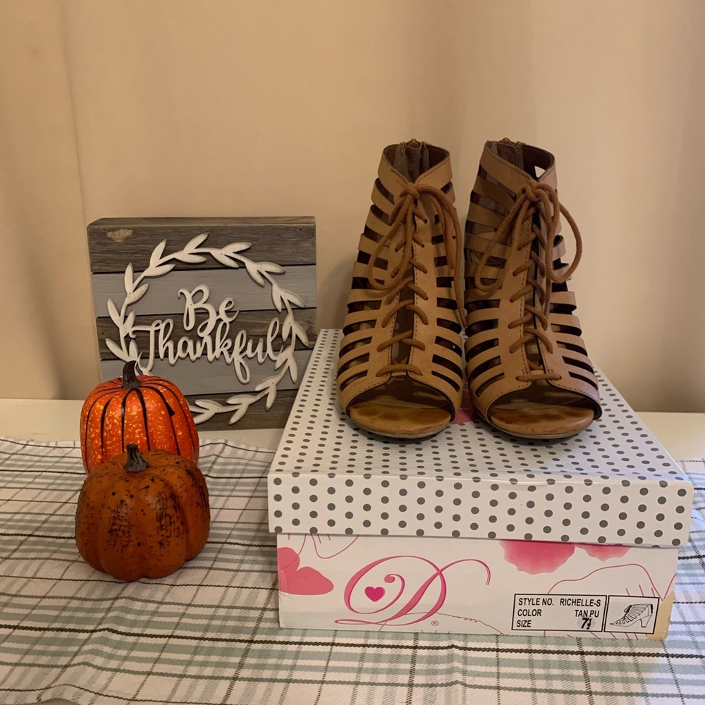 Tan lace-up wedges - Picture 5 of 5